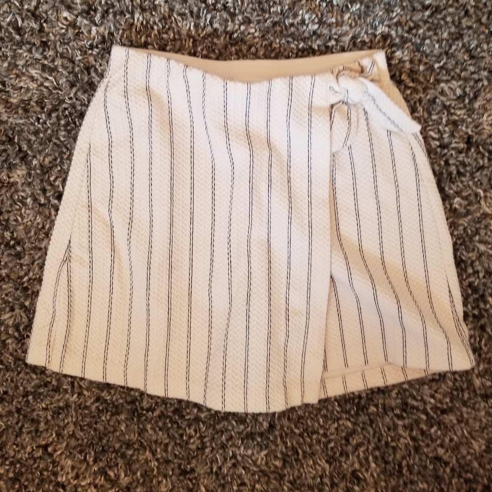 Used black and white stripes skort - Picture 1 of 4